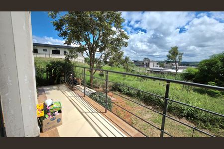 Casa de condomínio à venda com 240m², 3 quartos e 6 vagas