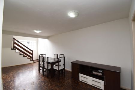 Casa de condomínio para alugar com 111m², 5 quartos e 2 vagasSala