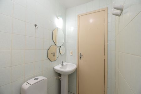 Casa de condomínio para alugar com 111m², 5 quartos e 2 vagasBanheiro social 2