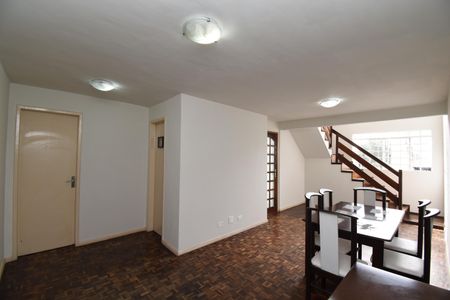 Casa de condomínio para alugar com 111m², 5 quartos e 2 vagasSala