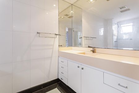 Apartamento para alugar com 200m², 2 quartos e 4 vagas Apartamento para alugar com 200m², 2 quartos e 4 vagasBanheiro da Suíte 2