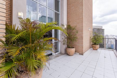 Apartamento para alugar com 200m², 2 quartos e 4 vagas Apartamento para alugar com 200m², 2 quartos e 4 vagasVaranda