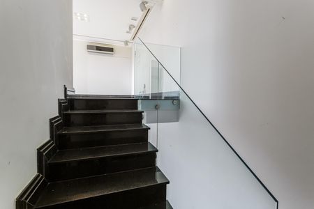 Apartamento para alugar com 200m², 2 quartos e 4 vagas Apartamento para alugar com 200m², 2 quartos e 4 vagasEscada