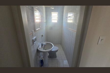 Banheiro de casa para alugar com 2 quartos, 80m² em Jardim Belcito, São Paulo
