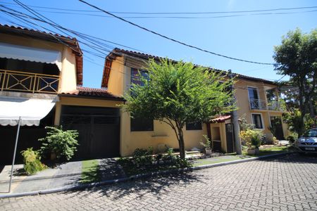 Casa de condomínio à venda com 120m², 4 quartos e 3 vagasFachada