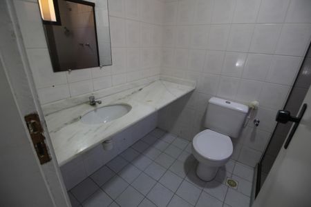 Casa de condomínio para alugar com 120m², 4 quartos e 3 vagasBanheiro Social