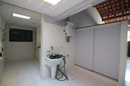 Casa de condomínio para alugar com 120m², 4 quartos e 3 vagasÁrea de Serviço