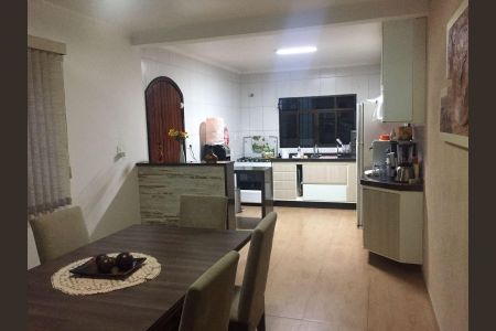 Casa à venda com 169m², 3 quartos e 2 vagas Casa à venda com 169m², 3 quartos e 2 vagasCozinha