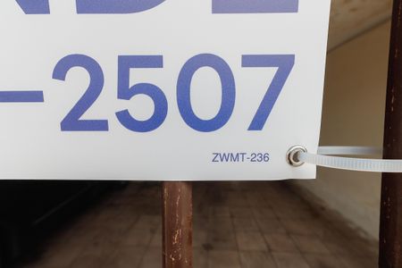 Casa à venda com 140m², 4 quartos e 3 vagas Casa à venda com 140m², 4 quartos e 3 vagasPlaquinha