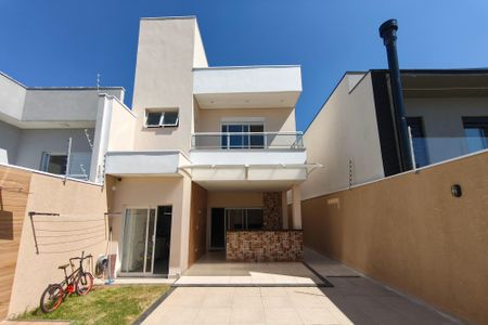Casa à venda com 221m², 3 quartos e 4 vagasQuintal
