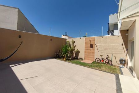 Casa à venda com 221m², 3 quartos e 4 vagasQuintal