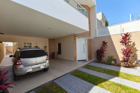 Casa à venda com 221m², 3 quartos e 4 vagasQuintal - Garagem