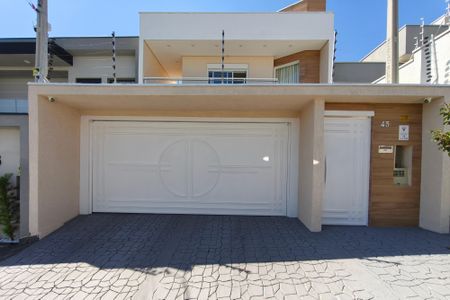 Casa à venda com 221m², 3 quartos e 4 vagasFachada
