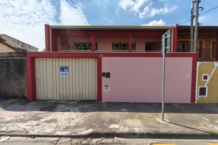 Casa à venda com 233m², 3 quartos e 3 vagasFachada