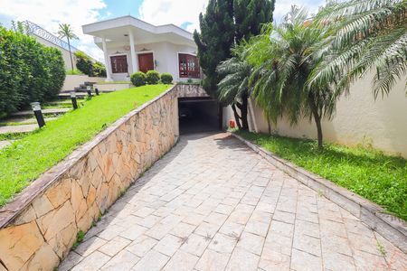 Casa à venda com 570m², 4 quartos e 10 vagasRampa da Garagem