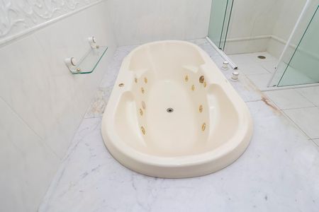 Casa à venda com 570m², 4 quartos e 10 vagasBanheiro da Suíte 1 (Banheira)