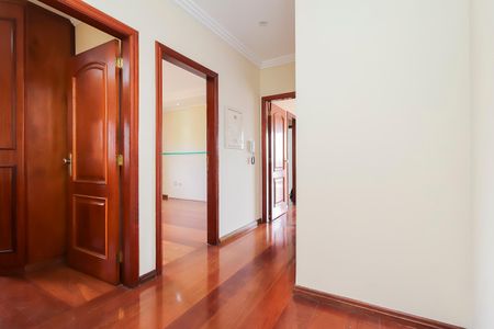 Casa à venda com 570m², 4 quartos e 10 vagasCorredor