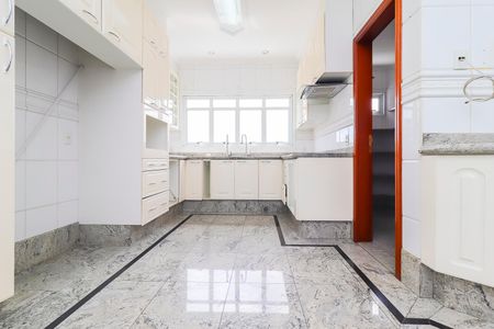 Casa à venda com 570m², 4 quartos e 10 vagasCozinha