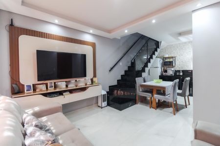 Sala de casa de condomínio para alugar com 3 quartos, 75m² em Vila Carmosina, São Paulo