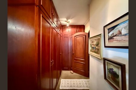 Apartamento à venda com 200m², 4 quartos e 3 vagasCloset Suíte 2