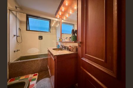 Apartamento à venda com 200m², 4 quartos e 3 vagasBanheiro Suíte 1