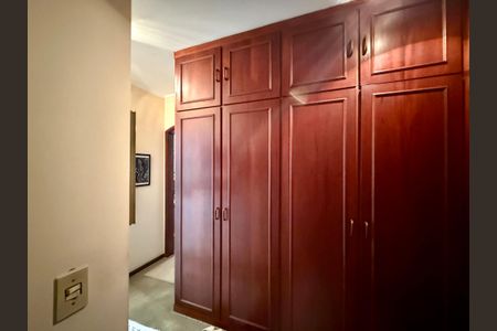 Apartamento à venda com 200m², 4 quartos e 3 vagasCloset Suíte 2