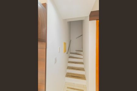 Casa de condomínio à venda com 122m², 3 quartos e 3 vagasEscada
