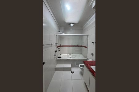 Casa para alugar com 326m², 3 quartos e 6 vagas Casa para alugar com 326m², 3 quartos e 6 vagasBanheiro da Suíte 1