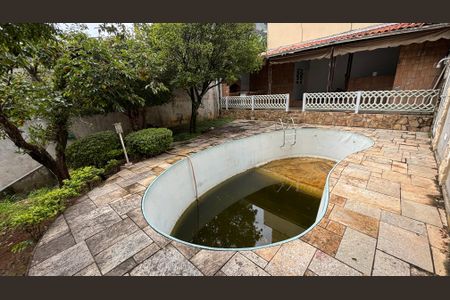 Casa para alugar com 326m², 3 quartos e 6 vagas Casa para alugar com 326m², 3 quartos e 6 vagasQuintal - Piscina