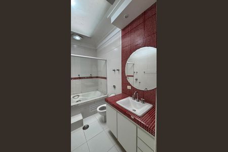 Casa para alugar com 326m², 3 quartos e 6 vagas Casa para alugar com 326m², 3 quartos e 6 vagasBanheiro da Suíte 1