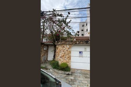 Casa para alugar com 326m², 3 quartos e 6 vagas Casa para alugar com 326m², 3 quartos e 6 vagasFachada