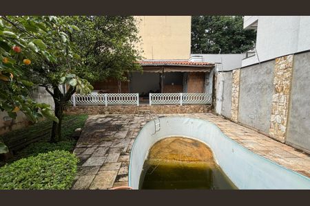 Casa para alugar com 326m², 3 quartos e 6 vagas Casa para alugar com 326m², 3 quartos e 6 vagasQuintal - Piscina