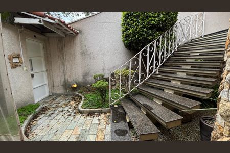 Casa para alugar com 326m², 3 quartos e 6 vagas Casa para alugar com 326m², 3 quartos e 6 vagasEscada