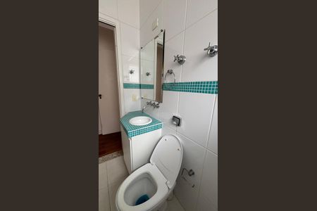 Casa para alugar com 326m², 3 quartos e 6 vagas Casa para alugar com 326m², 3 quartos e 6 vagasBanheiro da Suíte 2