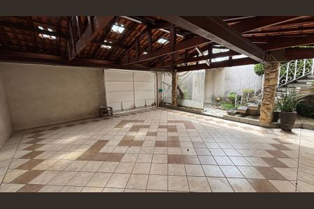 Casa para alugar com 326m², 3 quartos e 6 vagas Casa para alugar com 326m², 3 quartos e 6 vagasGaragem