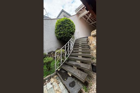 Casa para alugar com 326m², 3 quartos e 6 vagas Casa para alugar com 326m², 3 quartos e 6 vagasEscada