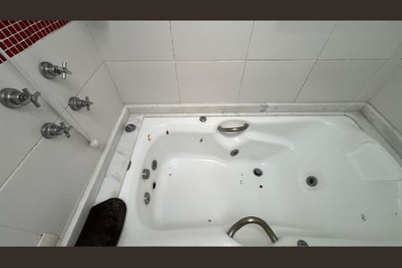 Casa para alugar com 326m², 3 quartos e 6 vagas Casa para alugar com 326m², 3 quartos e 6 vagasBanheiro da Suíte 1