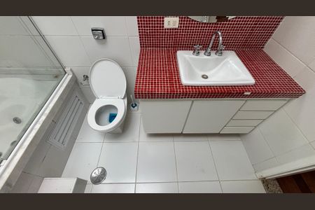 Casa para alugar com 326m², 3 quartos e 6 vagas Casa para alugar com 326m², 3 quartos e 6 vagasBanheiro da Suíte 1