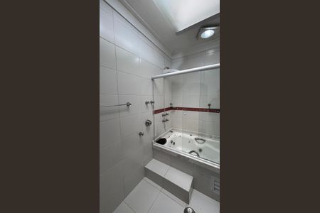 Casa para alugar com 326m², 3 quartos e 6 vagas Casa para alugar com 326m², 3 quartos e 6 vagasBanheiro da Suíte 1