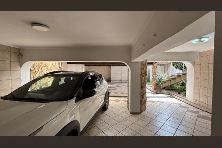 Casa para alugar com 326m², 3 quartos e 6 vagas Casa para alugar com 326m², 3 quartos e 6 vagasGaragem