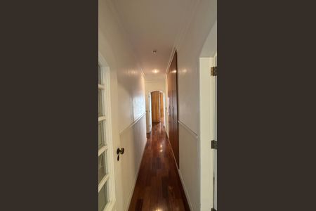 Casa para alugar com 326m², 3 quartos e 6 vagas Casa para alugar com 326m², 3 quartos e 6 vagasCorredor