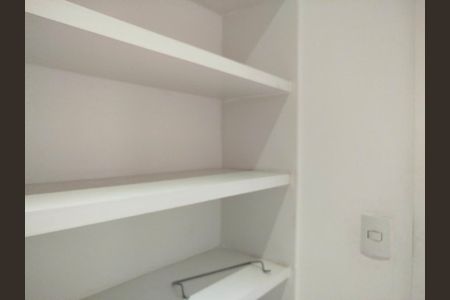 Apartamento à venda com 237m², 3 quartos e 3 vagas Apartamento à venda com 237m², 3 quartos e 3 vagasDespensa