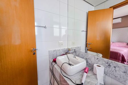 Apartamento à venda com 48m², 2 quartos e 2 vagasBanheiro da Suíte 1 