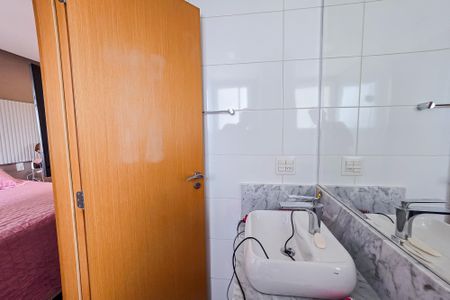 Apartamento à venda com 48m², 2 quartos e 2 vagasBanheiro da Suíte 1 