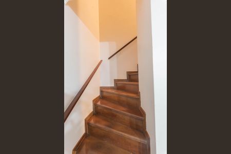 Casa de condomínio à venda com 135m², 3 quartos e 2 vagas Casa de condomínio à venda com 135m², 3 quartos e 2 vagasEscada