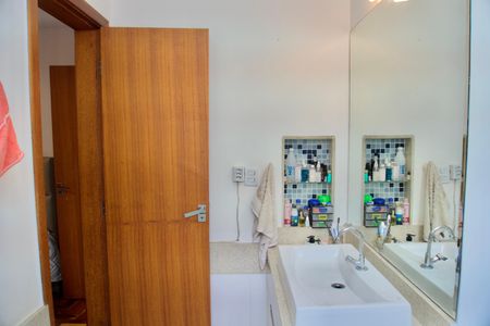 Apartamento à venda com 75m², 2 quartos e 1 vagaSuíte - Banheiro