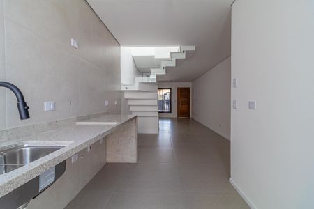 Casa à venda com 110m², 6 quartos e 2 vagasEscada branca e iluminada em ambiente de cozinha moderno.
