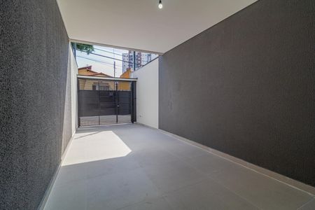 Casa à venda com 110m², 6 quartos e 2 vagasPátio com entrada de garagem e vista para a rua.