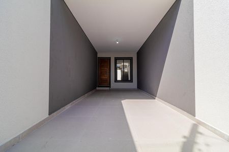 Casa à venda com 110m², 6 quartos e 2 vagasPátio com piso de pedra e porta de madeira, iluminado por luz natural.