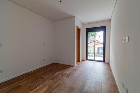 Parede branca e piso de madeira, com porta de vidro e vista para a rua. de casa à venda com 6 quartos, 110m² em Jardim Cidalia, São Paulo